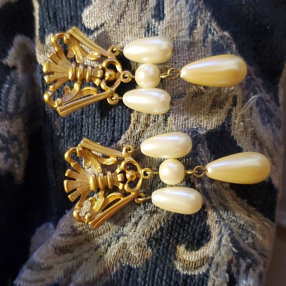 VTG AVON COUTURE FAUX TEARDROP PEARL GOLDEN CREST EARRINGS - Picture 1 of 2